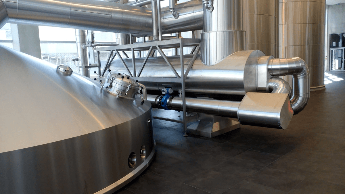 Blechummantelung Warm – Effiziente Dämmung für Produktion und Prozesse